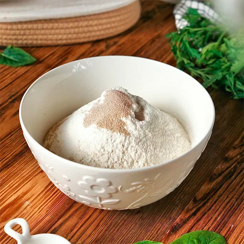 Приготовьте тесто. Смешайте муку с солью и дрожжами.