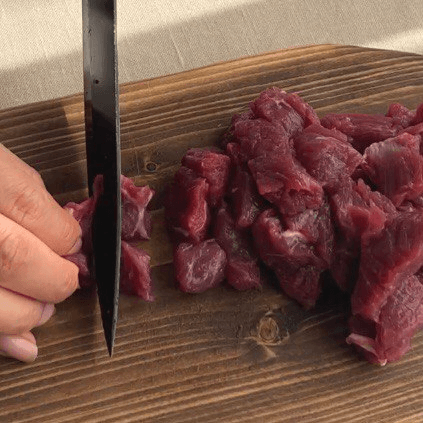 Мясо молодого бычка нарежьте крупными кубиками.