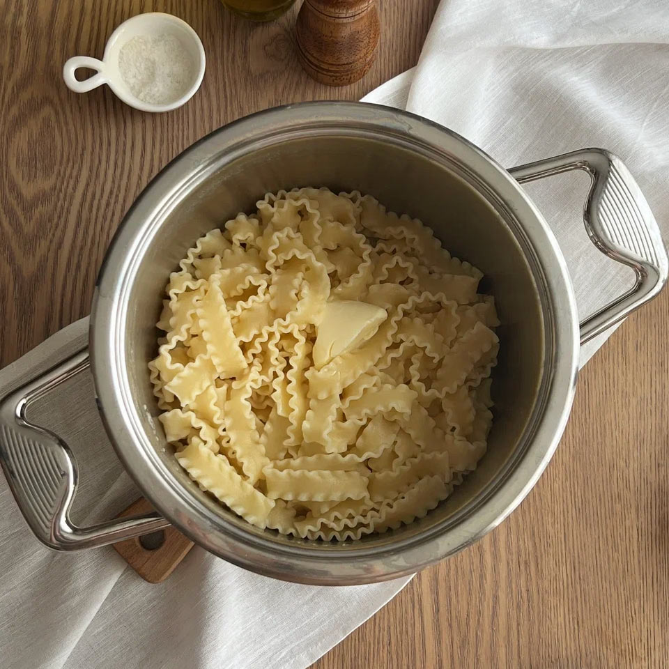 Отварите пасту до состояния al dente в подсоленной по вкусу воде 8 минут, как указано на упаковке. Готовую пасту соедините со сливочным маслом.