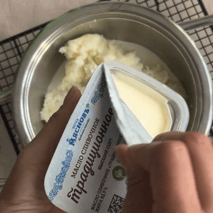 А затем сливочное масло.