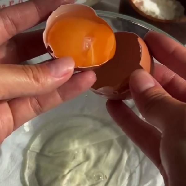 Отделите яичные белки от желтков.
