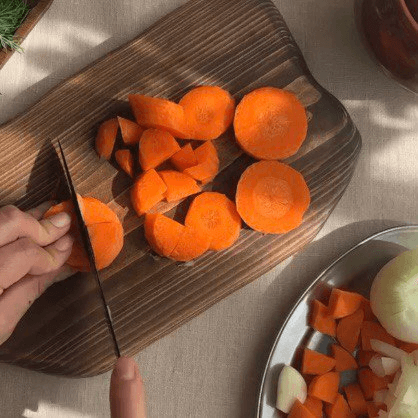 Репчатый лук нашинкуйте кубиками, а морковь — брусочками.