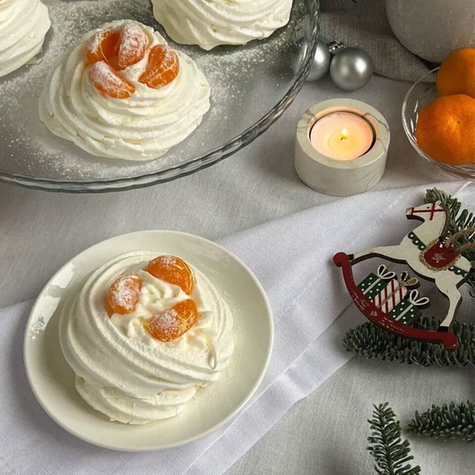 Украсьте десерт сливочным кремом и дольками мандаринов. Присыпьте сахарной пудрой перед подачей.
