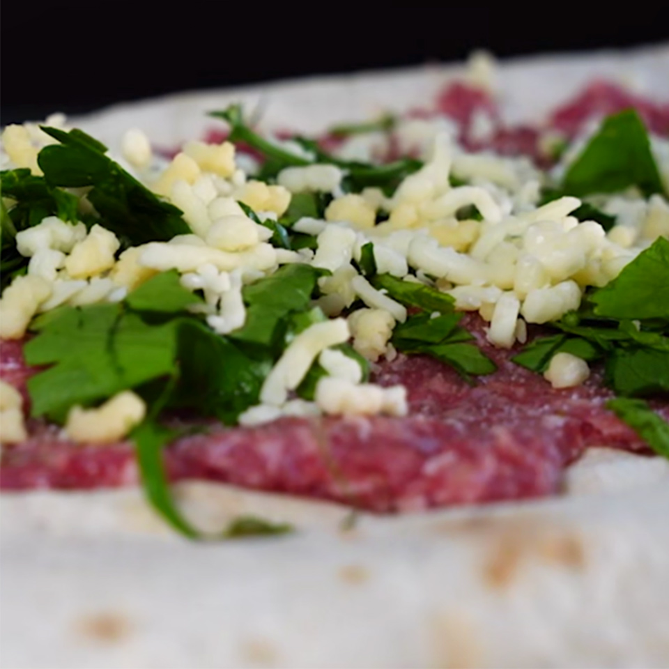 Посолите и поперчите фарш по вкусу. Сверху посыпьте мелко порубленной петрушкой и тёртым сыром.