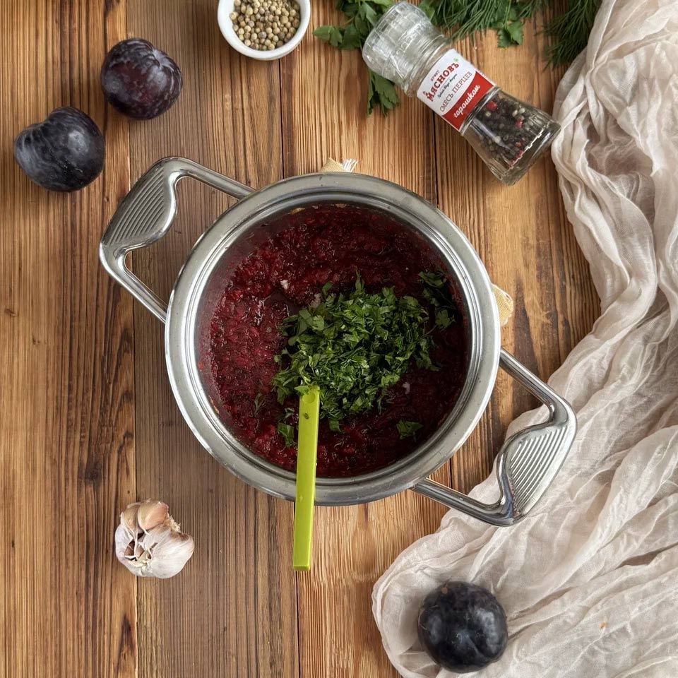 Сливовый соус. Сливу очистите от косточек и пропустите через мясорубку. В сотейнике соедините сливовое пюре, сахар и соль. Варите 5 минут. Затем добавьте измельчённые чеснок (5 зубчиков)  и зелень, перец и кориандр. Когда соус закипит, снимите его с огня и дайте остыть. Этот вариант отлично подходит к шашлыку из свинины и баранины!