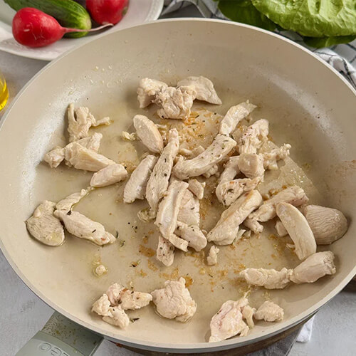 Обжарьте мясо на оливковом масле, посолите и поперчите по вкусу.
