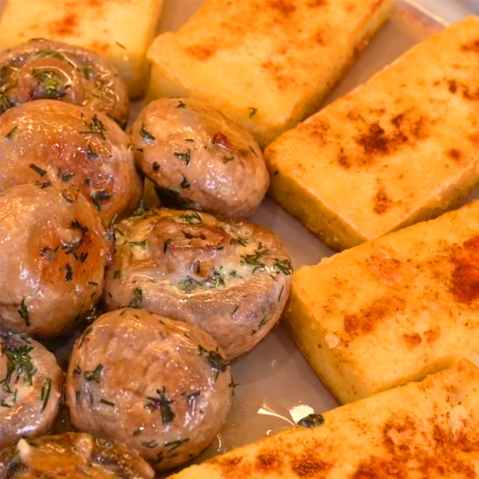 Жареный тофу с шампиньонами в маринаде готов!