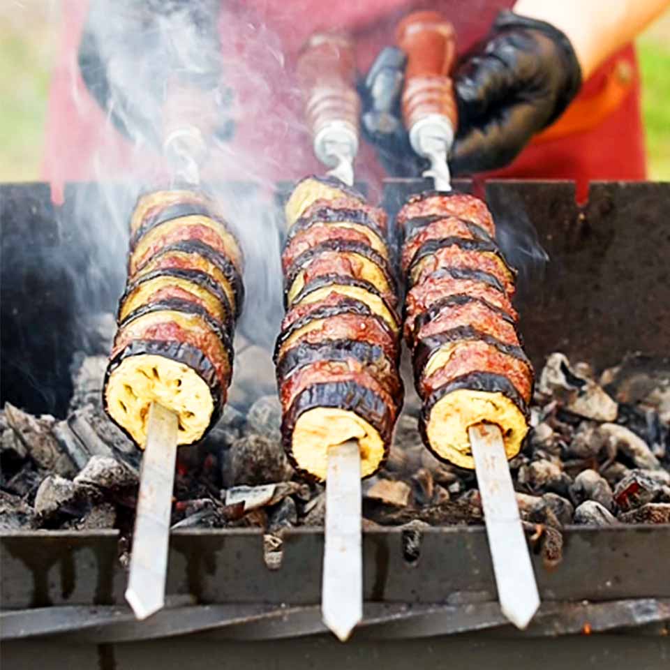 Хорошо обжарьте мясо с одной стороны, и только потом переверните и обжарьте с другой — так мясо сохранит максимум сока внутри. Всё приготовление займёт 10 минут.