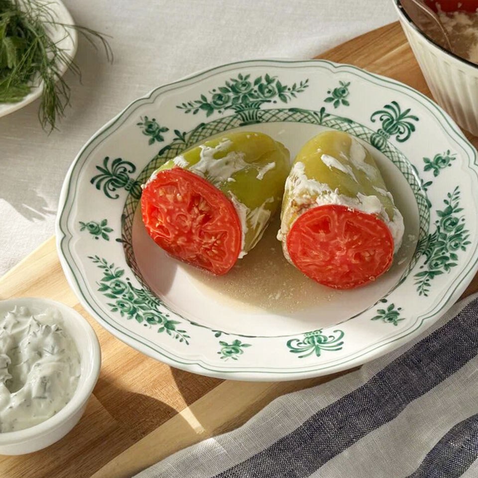 Готовые перцы подайте с соусом из сметаны МясновЪ и зелени.