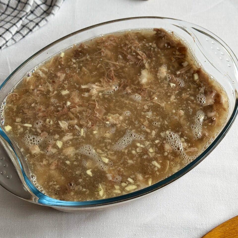 Варёную морковь нарежьте на кольца и выложите на дно формы. Затем равномерно распределите мясную начинку и залейте её бульоном. Отправьте холодец в холодильник стабилизироваться на 2–3 часа. Готово!