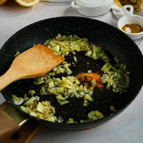 Разогрейте масло в сковороде, добавьте лук, имбирь, чеснок и специи по вкусу. Тушите смесь в течение 1 минуты.