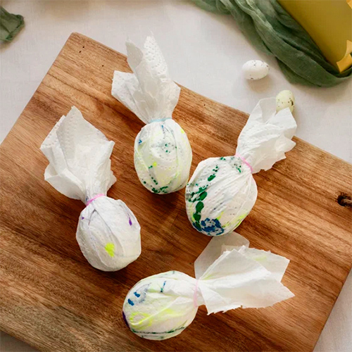 Туго оберните яйца бумажными полотенцами и зафиксируйте резинками.