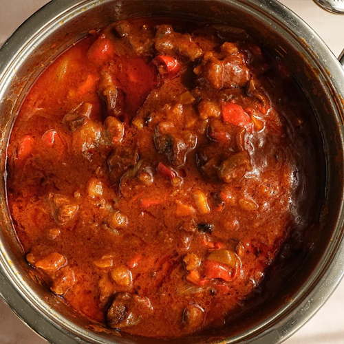 Подавайте горячие щёчки с овощами и любимым гарниром. По желанию можно полить гарнир овощным соусом. Приятного аппетита!
