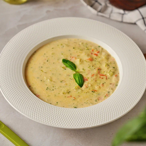 Посолите и поперчите по вкусу. Дайте супу настояться 5 минут под крышкой. И готово — можно подавать!