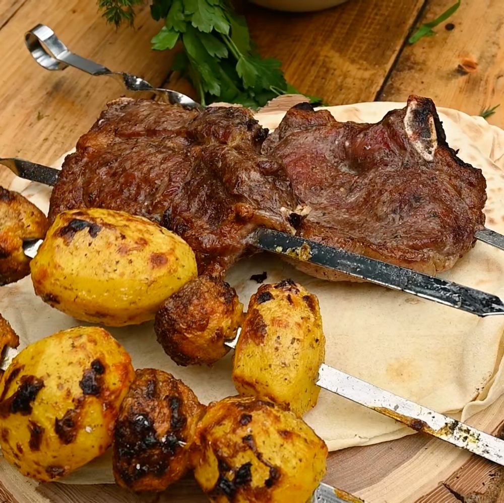 Подавайте блюдо на тонком лаваше. Он пропитается мясным соком и станет вкуснее.