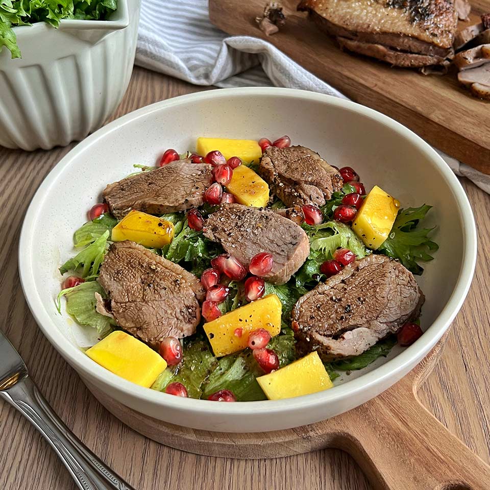 Заправьте маслом и сбрызните уксусом, посолите и поперчите по вкусу. Готово!
