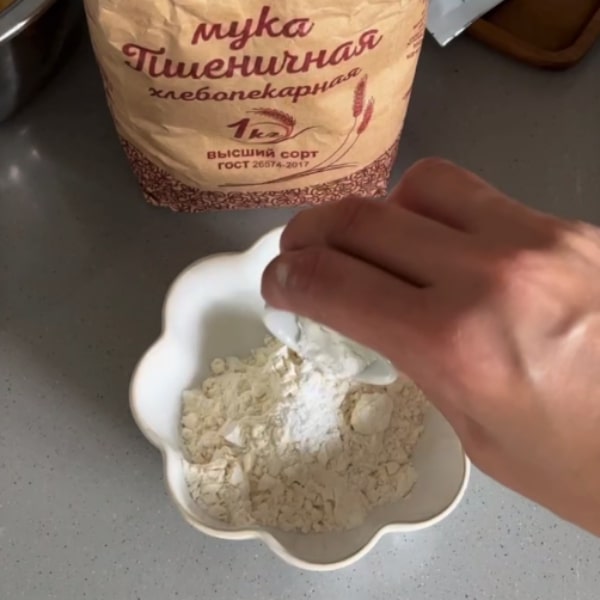 Просеянную муку смешайте с разрыхлителем.