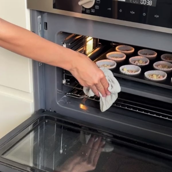 Выпекайте маффины 30 минут в духовке при температуре 180°C.