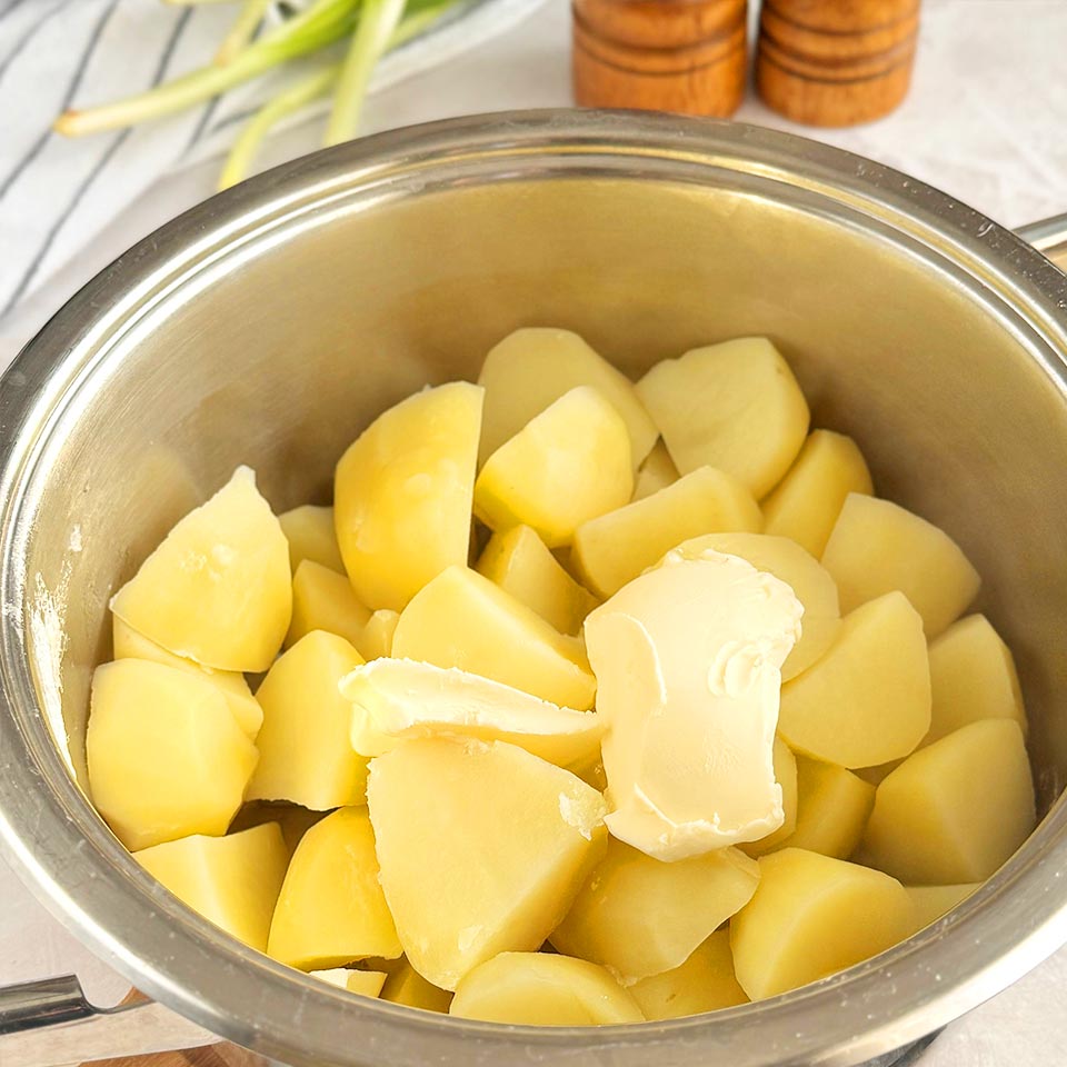 Смешайте варёный картофель с кусочком масла и сделайте пюре.