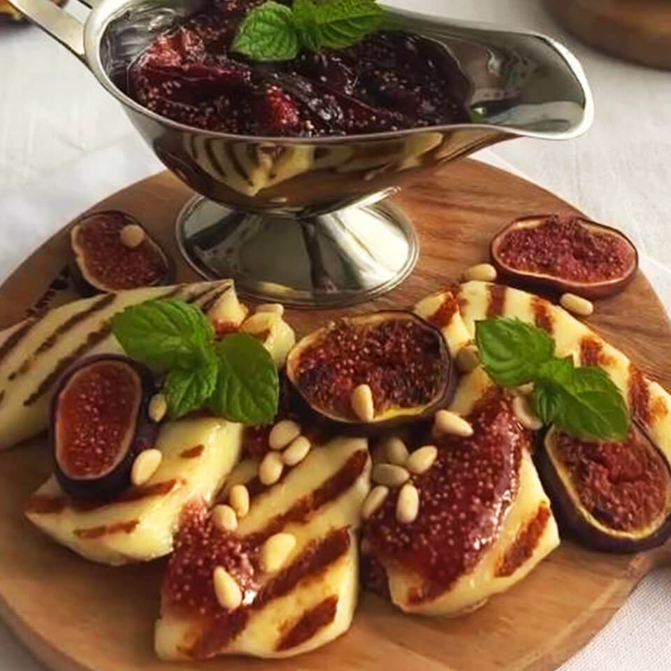 Подавайте закуску, украсив её веточками мяты и кедровыми орешками.