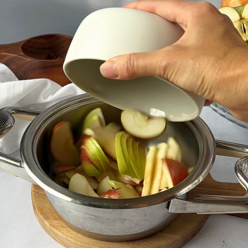 Яблочки нарезаем дольками и кладём в кастрюлю.