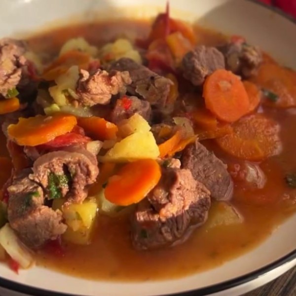 Ароматное блюдо с томлёным мясом и овощами подавайте с горячим бульоном.