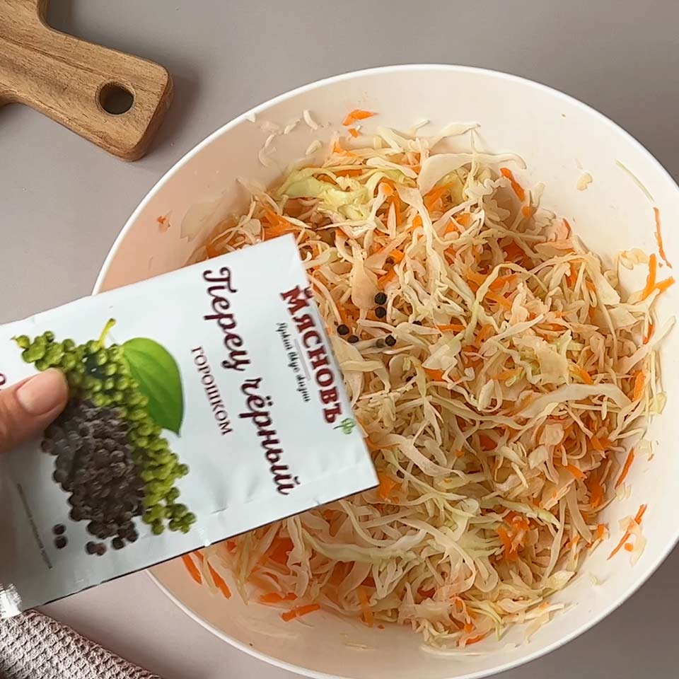 Добавьте чёрный перец горошком и лавровый лист, перемешайте.