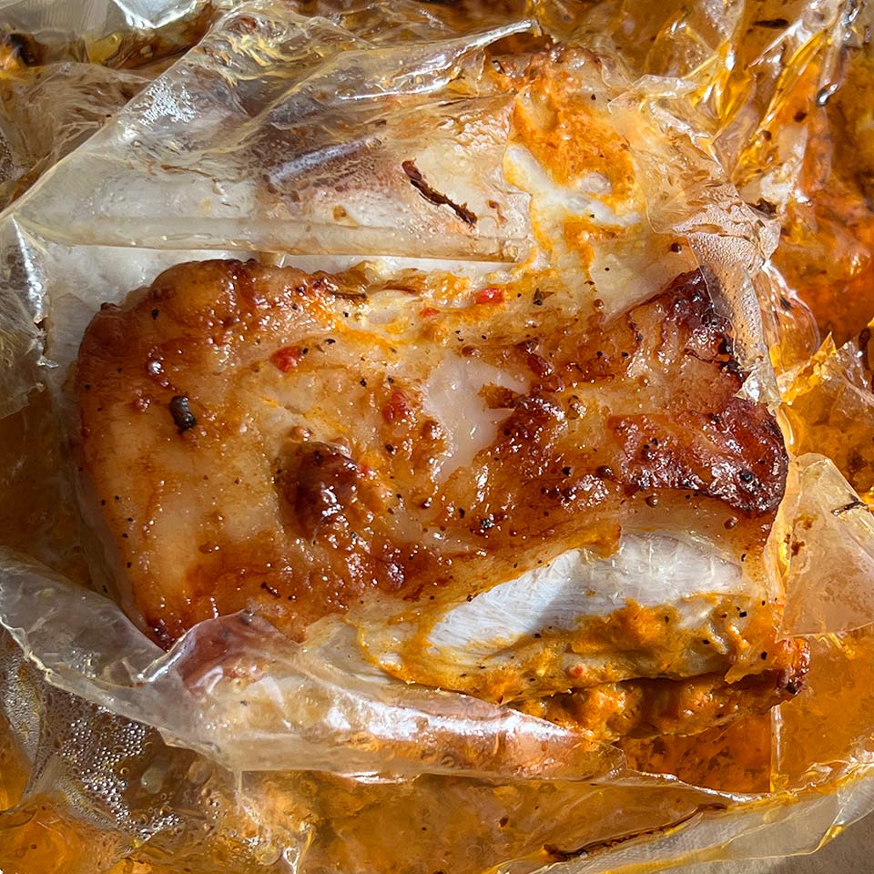 Поставьте противень с мясом в предварительно разогретый духовой шкаф на среднюю или нижнюю полку, так, чтобы пакет не касался стенок духового шкафа. Запекайте 60–90 минут при 180°С до полной готовности. Для получения аппетитной румяной корочки раскройте верхнюю плёнку и запекайте ещё 15 мин.