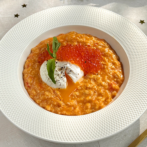 Добавьте к овсянке яйцо пашот, зелень. сулугуни и икру по вкусу. Сытный завтрак готов!