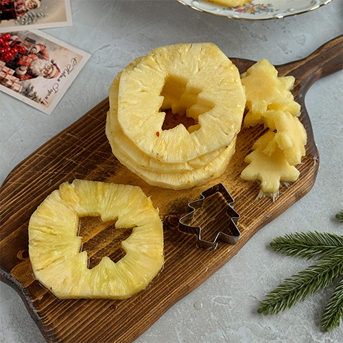 Нарежьте ананас кольцами.