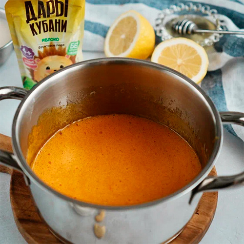 Смешайте медовую смесь с яблочным пюре и оливковым маслом.
