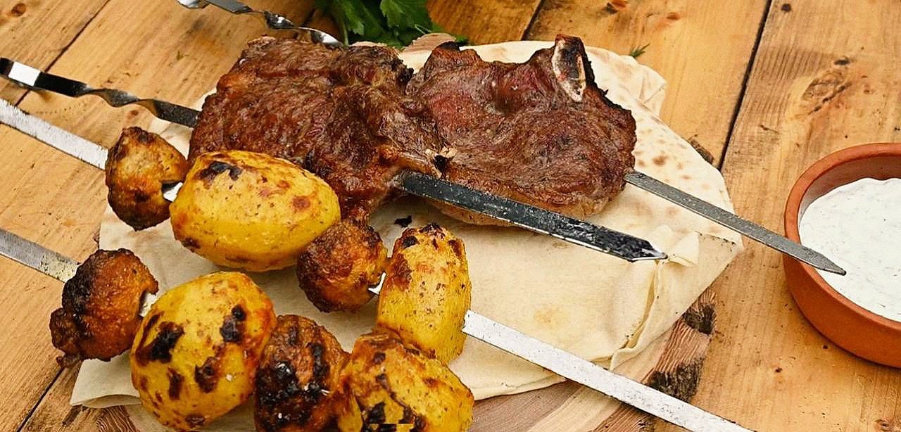 Стейки с картофелем и шампиньонами на углях