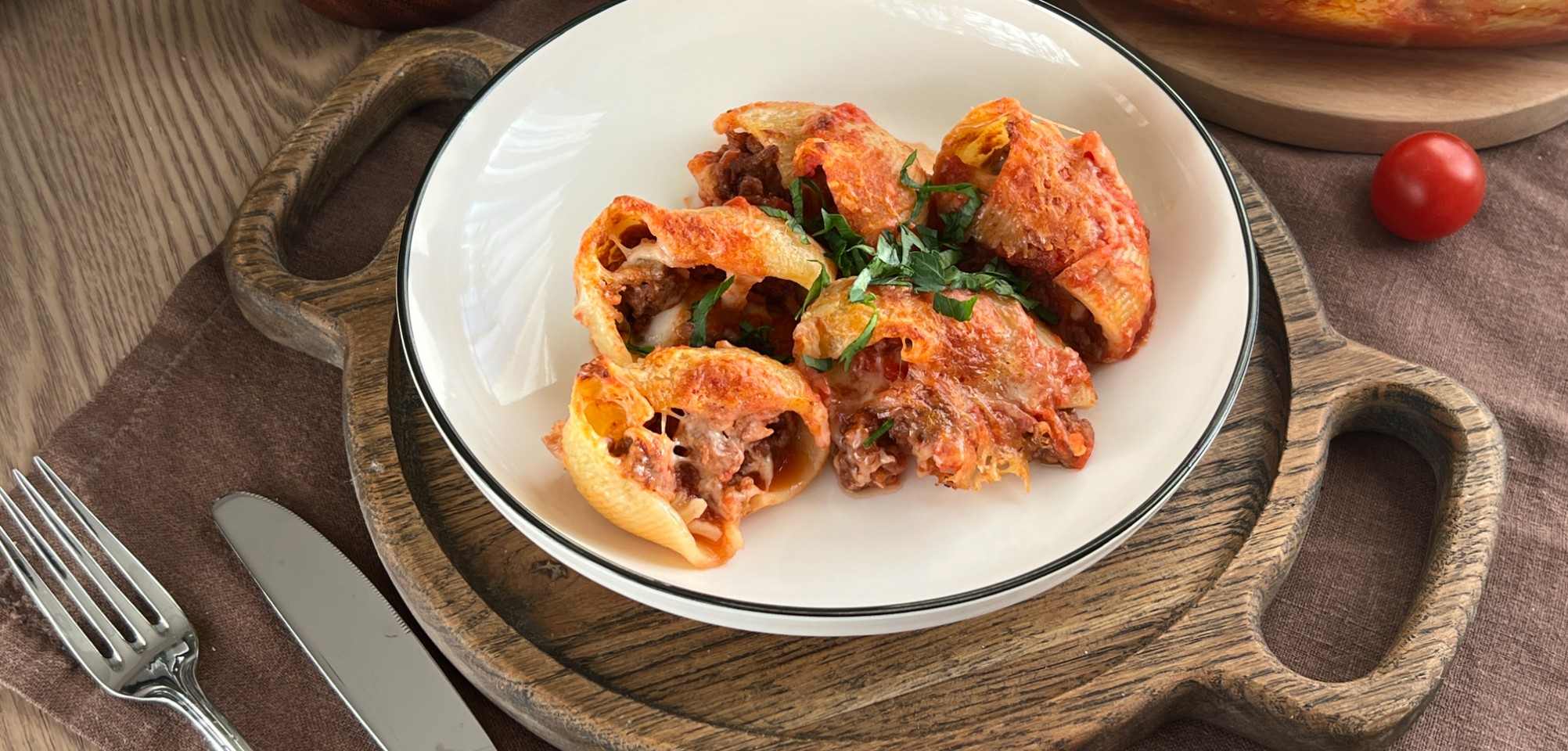 Паста лумакони с пряным мясным соусом