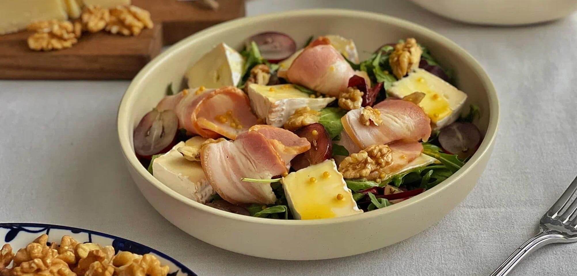 Лёгкий салат с сыром Бри и грудинкой