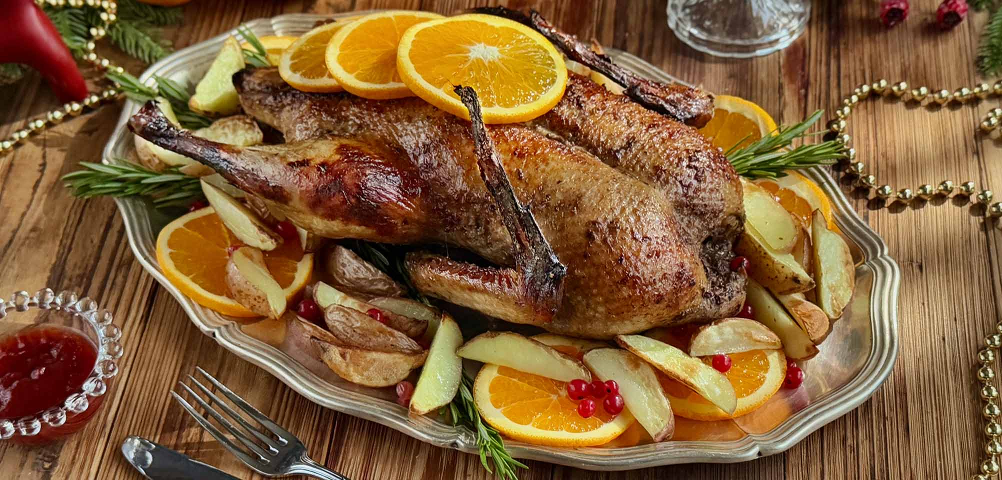 Утка с яблоками и брусникой