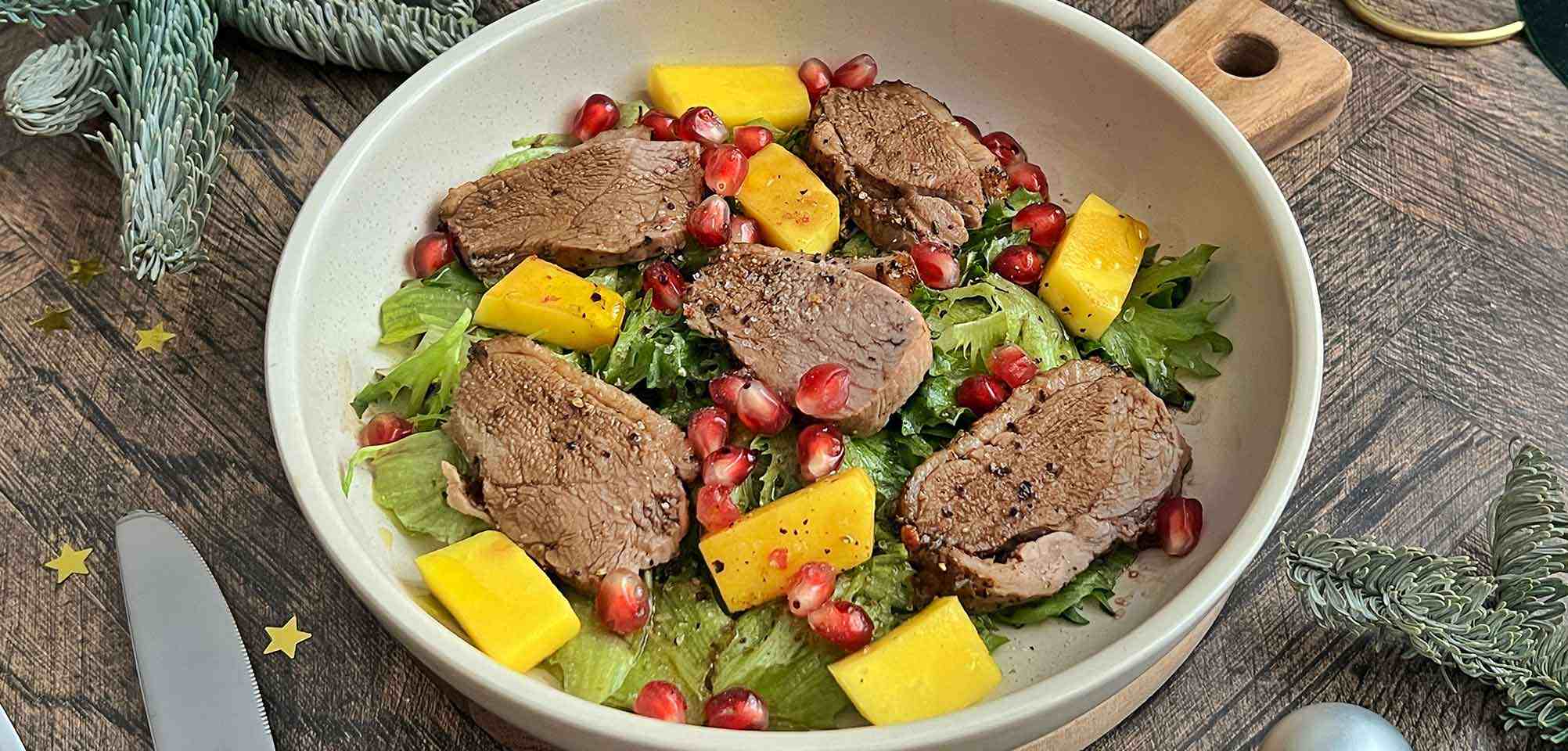Салат с утиной грудкой, манго и гранатом